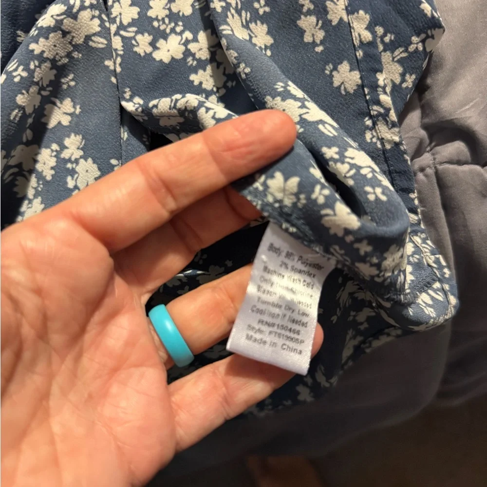 Floral Sleeveless Blue Top - Picture 4 of 5
